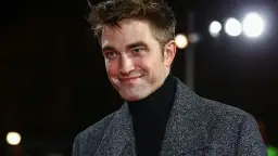 Robert Pattinson z uśmiechem, jakby wspominał swoje **dziecko**ństwo.