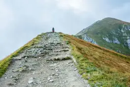 Gdzie w góry bez tłumów? Odkryj spokojne trasy na wędrówki