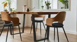 Jakie krzesła do brązowego stołu? Inspiracje i praktyczne porady