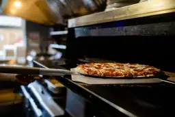 Pieczenie pizzy na łopacie w piekarniku elektrycznym.