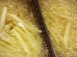 Por qué sale mucha espuma al freír patatas y cómo evitarlo fácilmente