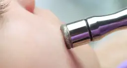Mikrodermabrazja diamentowa co to? Poznaj jej zalety i efekty