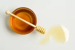 Dlaczego miód nie jest wegański? Poznaj etyczne powody tej decyzji