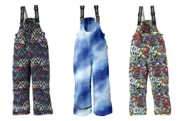 Trzy kombinezony narciarskie dla chłopca: jeden w geometryczne wzory, drugi w odcieniach niebieskiego, trzeci z motywem graffiti.