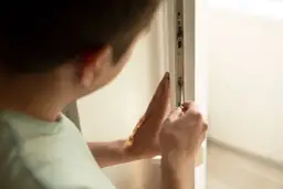 Drzwi balkonowe haczą? Podnieś je sam! Poradnik eksperta