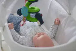 Co kupić 2 miesięcznemu dziecku pod choinkę? Bezpieczne zabawki, które zachwycą