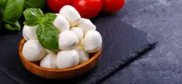 Czy mozzarella jest dietetyczna? Sprawdź jej wartości odżywcze i kalorie