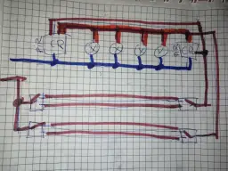 Schemat połączeń elektrycznych, pokazujący jak podłączyć czujnik ruchu na klatce schodowej. Widać przekaźnik, lampy i przewody.