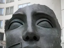 Ikaria Igora Mitoraja: dlaczego ta rzeźba wciąż fascynuje?