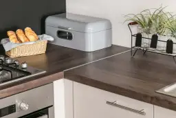 Porysowany blat? Odnów go! Skuteczne metody DIY krok po kroku