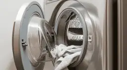 Jak zapobiec szarzeniu białych ubrań i cieszyć się ich blaskiem