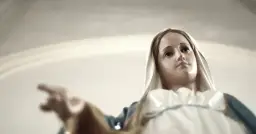 Figurka Matki Boskiej z wyciągniętym palcem, jakby odpowiadała na pytanie, czy Maryja miała więcej dzieci.