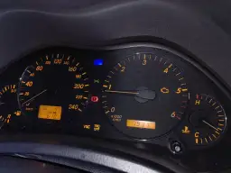 Deska rozdzielcza Toyoty z kontrolką DTC C1201, wskazaniem temperatury zewnętrznej 4°C i przebiegiem 610.1 km.