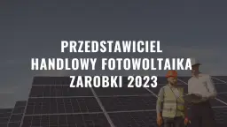 Dwóch mężczyzn w kaskach analizuje dokumenty na tle paneli fotowoltaicznych. Temat: ile zarabia przedstawiciel fotowoltaiki w 2023 roku.