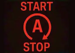 Czerwony symbol "Start-Stop" z literą "A" w okręgu ze strzałką.
