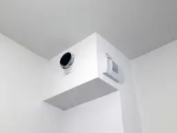 Wentylator i okrągły otwór wentylacyjny w rogu kuchni. Brak wentylacji to kara, której można uniknąć dzięki takim rozwiązaniom.