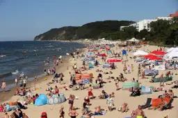 Noclegi nad morzem 2026: Ile naprawdę kosztują? Jak zaoszczędzić?