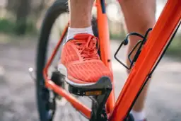 Jakie buty na rower gravel wybrać, aby uniknąć dyskomfortu?