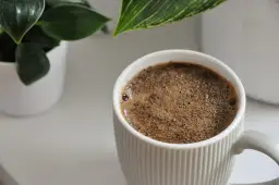 Jak zaparzyć kawę sypaną bez fusów? Sekret idealnej "plujki"