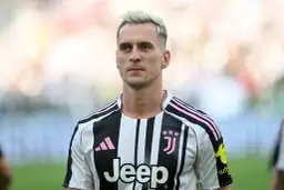 Piłkarz w koszulce Juventusu, Arkadiusz Milik. Fani zastanawiają się, ile zarabia Arkadiusz Milik, patrząc na jego grę.