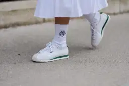 Jakie są teraz modne adidasy - odkryj najgorętsze trendy w sneakersach