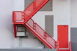 Jak zrobić konstrukcje pod schody? Uniknij błędów! Poradnik