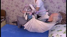 Jak podnieść osobę starszą bez ryzyka urazów i bólu dla opiekuna