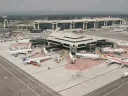 Port lotniczy Mediolan Malpensa tętni życiem. Samoloty Air France i SAS czekają na pasażerów, a nowoczesne terminale obsługują ruch.