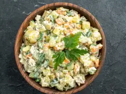 Ile wcześniej można zrobić sałatkę jarzynową, aby uniknąć rozmoknięcia?