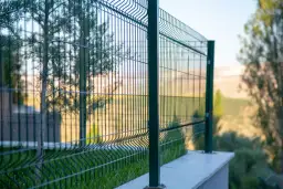 Ile kosztuje montaż ogrodzenia panelowego? Sprawdź, co wpływa na cenę