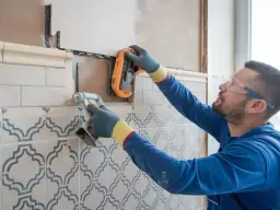 Jak skuc kafelki bez ryzyka uszkodzenia podłoża i w prosty sposób