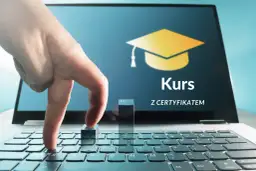 Darmowy kurs fotografii online z certyfikatem. Palce na klawiaturze, ekran laptopa z symbolem dyplomu i napisem "Kurs z certyfikatem".