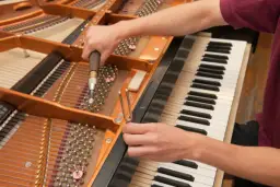 Ile trwa strojenie pianina? Sprawdź, co wpływa na czas usługi