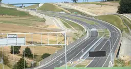 Jaka prędkość na autostradzie z przyczepą? Sprawdź, by uniknąć kar