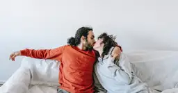  Seriale romantyczne Netflix - najlepsze tytuły dla fanów miłości