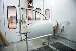 Jak skutecznie odtłuścić lakier samochodowy przed malowaniem, aby uniknąć problemów