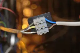 Od czego jest żółty przewód w naczepie i jak uniknąć błędów?