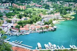 Gdzie nocleg w drodze do Czarnogóry? Sprawdź najlepsze opcje na trasie