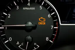 Pomarańczowa kontrolka "CHECK ENGINE" na desce rozdzielczej sygnalizuje problem z mechanizmem sterującym pracą silnika.