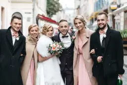 Co ubrać na ślub jako gość, aby nie popełnić modowego faux pas?