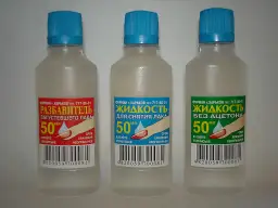 Trzy butelki z płynami do paznokci. Czy zmywacz do paznokci odtłuszcza? Ten produkt z pewnością pomoże usunąć lakier.