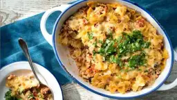 Szybka zapiekanka makaronowa z mięsem mielonym i cukinią, która zachwyci smakami