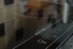 Płyta indukcyjna: Ile kosztuje prąd? Oblicz swój rachunek!