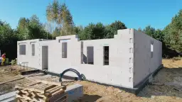 Budowa garażu z bloczków betonowych. Zastanawiasz się, ile kosztuje postawienie garażu? Oto początek budowy.