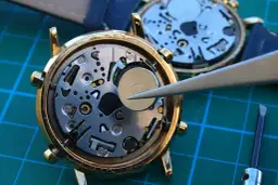 Mechanizm kwarcowy: Jak działa, rodzaje, serwis i koszty w Polsce