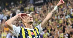 Radość piłkarza ze Stambułu po strzelonym golu. Tłum kibiców na trybunach świętuje razem z nim.