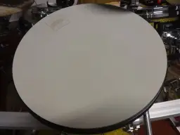 Biały pad treningowy perkusja, idealny do ćwiczenia rytmów w ciszy.