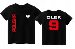 Czarna koszulka piłkarska dla dzieci z napisem "POLSKA" i orłem na przodzie. Na plecach imię "OLEK" i numer "9".