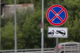 Kto stawia znaki drogowe na osiedlu i jak zgłosić potrzebę ich ustawienia?