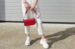 Jaka torebka do czerwonych butów? Odkryj sekrety stylistki!